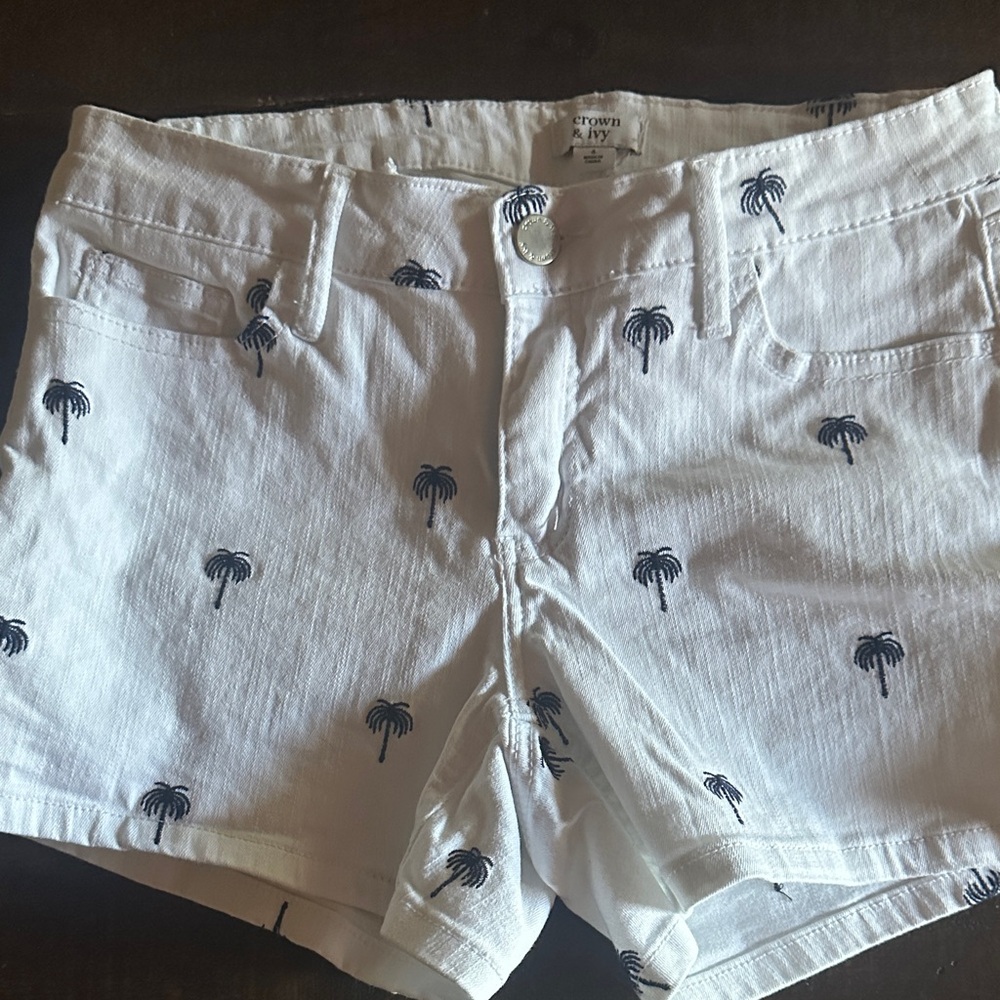 Crown & Ivy White Jean Shorts with Navy Palm Print
